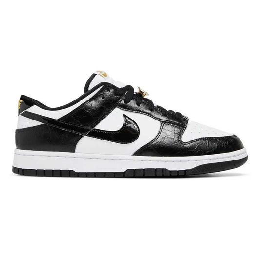 Nike Dunk Low World Champs สีดำและสีขาว